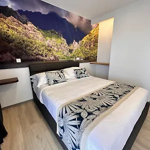 Ononui Lodge: Oceanfront Airport Retreat With Private Balconies Guest house